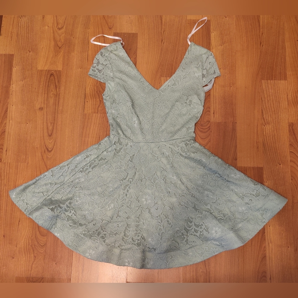 B Darlin Green V-Neck Short-Sleeve Dress Size 9/10